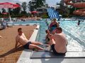 Harcerze odpoczywają na basenie otwartym w Kaliszu