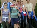 Harcerze pozują do zdjęcia pod tablicą pamiątkową