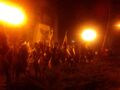 Delegacje szkół ze sztandarami maszerują pod pomnikiem Powstańców Wielkopolskich