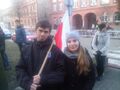 Drużynowa i harcerz pozują do zdjęcia z flagą Polski