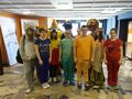 Harcerze pozują do zdjęcia podczas Festiwalu Piosenki w szatni w kinie
