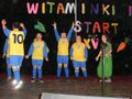 Harcerze występują na scenie podczas Festiwalu Piosenki Witaminki na Start w kinie w żółto niebieskich strojach piłkarskich