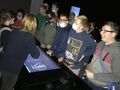 6. Uczniowie stoją przy panelu interaktywnym pozwalającym przyjrzeć się funkcji wody w organiźmie 