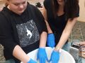 1. Przygotowywanie ciasta do pizzy uczeń i nauczycielka wyrabiają ciasto w misce