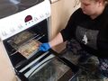 7. Uczennica wkładajaca pizze do piekarnika