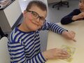 4 Chłopiec pokazuje wykonana przez siebie kartkę .