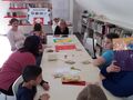 6. Uczniowie inauczyciele słuchają o zwyczajach wielkanocnych czytanych przez panią bibliotekarkę