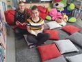 4. Uczennice kozrystaja z zasobów ksiazkowych w bibliotece