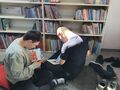 5. Uczniowie czytają ksiązki