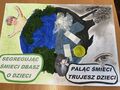 4.Praca plastyczna. Na środku planeta Ziemia w połowie zanieczyszczona nad nią obrazek dziecka widoczne napisy segregując śmieci dbasz o dzieci oraz paląc śmieci trujesz dzieci