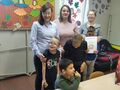 7. Uczniowie stoją z nauczycielami trzymają dyplom i nagrody