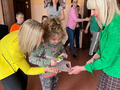Pani Dyrektor wręcza dyplom dziewczynce