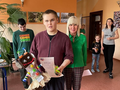 Pani dyrektor z uczniem po wręczeniu dyplomu 