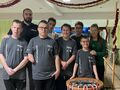 1. Kręgielnia. Sześcioro uczniów i dwoje nauczycieli. Stoją obok siebie w tle dwa tory przed nimi stolik z medalami 