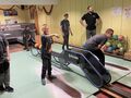 4. Pięcioro uczniów. Jeden z nich trzyma kulę. W tle nauczyciel 