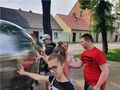 5. Dziewczynki wraz Jakubem czerpia przyjemnośc z dotyku srebnego globusa