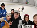 grupa uczniów z opiekunami pozuje do zdjęcia z lodowiska