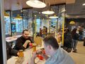 uczniowie jedzą posiłek w McDonads