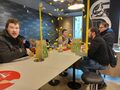 uczniowie jedzą w McDonalds