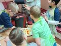 1. Uczniowie przygotowują sok warzywno owocowy 