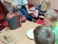 6. Uczniowie z pomocą nauczyciela wyciskają sok 