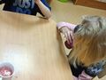 7. Uczniowie piją sok samodzielnie przygotowany 