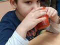 8. Uczeń pijący sok 