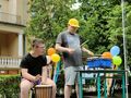 3. Dwóch chłopców na scenie grają na bębnach. Jeden z nich siedzi na krześle 