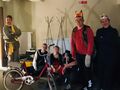 Przebrani uczniowie czekają na występ. Czworo siedzi troje stoi. Przed nimi rower 
