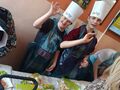 10. Uśmiechnięci uczniowie podczas krojenia warzyw na sałatkę 