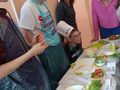 11. Pani Dyrektor z uczniami podczas oceny realizacji zadania 