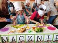 6. Uczniowie przygotowują kanapki 