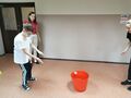 1 Chłopiec rzuca piłką do kolorowego pudełka