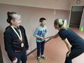 6 Chłopiec otrzymuje pamiątkowy medal