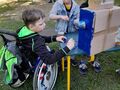 dwóch chłopców maluje farbami robota z kartonu