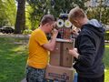 dwóch uczniów wykonuje robota