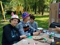 trzech uczniów przystepuje do wykonania robota z recyklinmgu