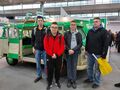 Czterech uczniów stojących przy samochodzie na Targach motoryzacyjnych w Poznaniu