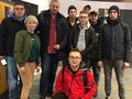 Grupa uczniów z opiekunami pozuje z Adamem Klimkiem gospodarzem programu z TVN Turbo