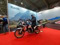 Pan Szymon siedzi na Hondzie Africa Twin na tragch motoryzacyjncyh