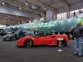 Samochody Ferrari i McLaren wystawione na targach motoryzacyjnych w Poznaniu