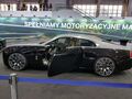 Samochód Rolls Royce wystawiony na targach motoryzacyjnych