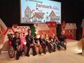 1. Uczniowie w Muzeum Bombki w Miliczu. W tle wystrój sceny 