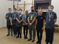 6. drużyna starszych uczniów z klas przysposabiających do pracy z nauczycielką i Panią Dyrektor, stoją w szeregu z medalami