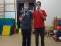 7. dwóch uczniów, którzy zwyciężyli w zawodach, trzymają medale w ręce