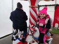 3. Dzieci jeżdżące na karuzeli