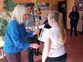 2. Pani Dyrektor wręcza dyplom dziewczynce