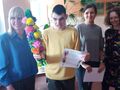 4. Uczeń razem z Pania Dyrektor i nauczycielami po wręczeniu dyplomu