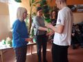 7. Pani Dyrektor i organizatorzy konkursu wręczają dyplom uczniowi