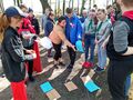 Grupa uczniów rozwiązuje zadania dopasowując rzeki do miast 